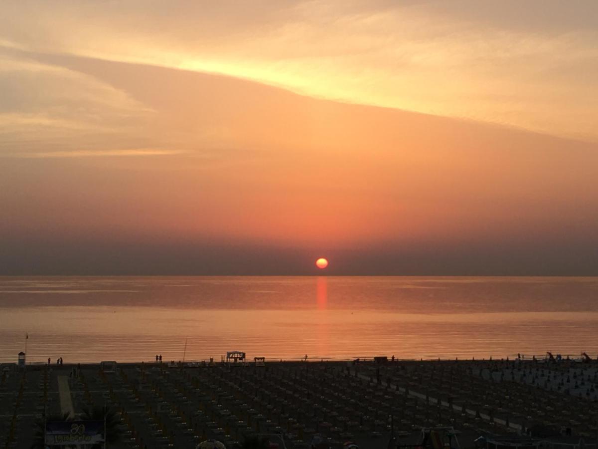 Appartamento Fronte Mare Rímini Exterior foto